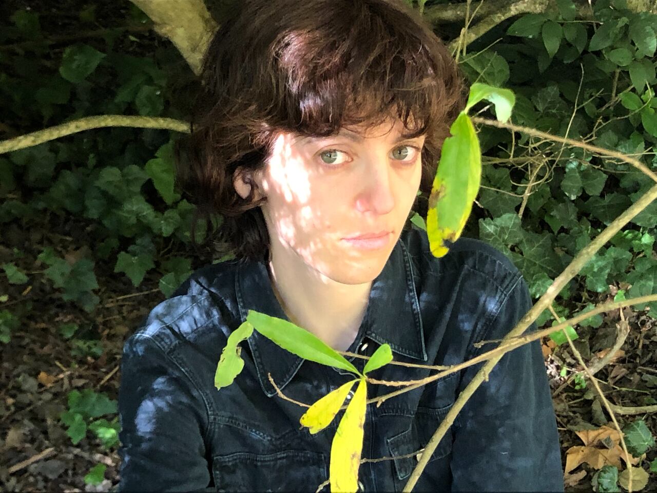 La autora, Gabriela Escobar, en algún descampado cerca de alguna playa barrial uruguaya.