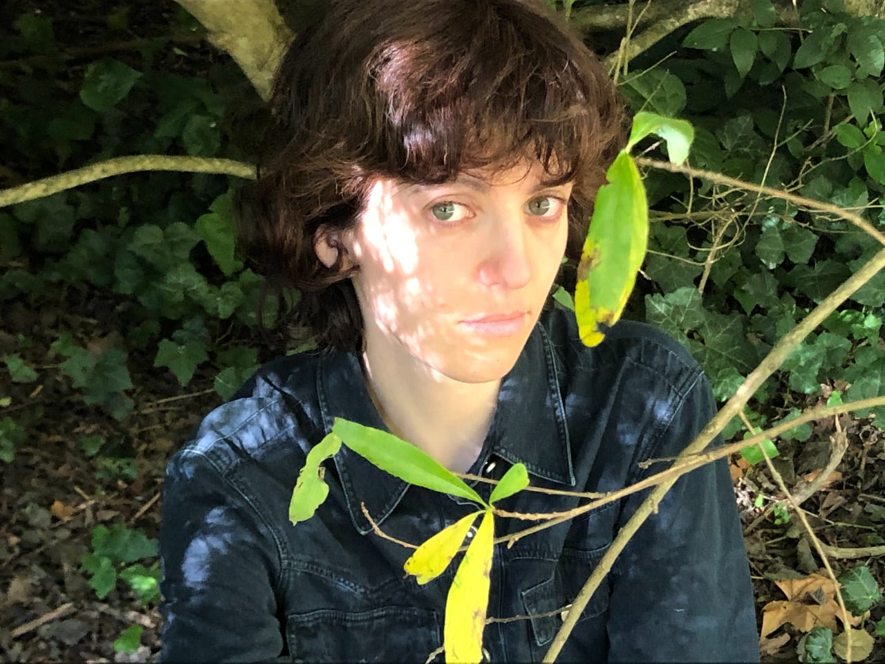 La autora, Gabriela Escobar, en algún descampado cerca de alguna playa barrial uruguaya.