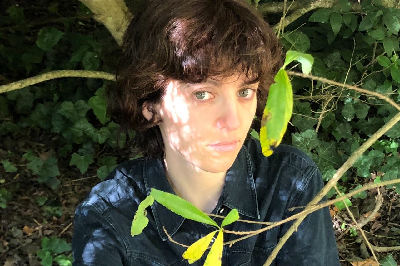 La autora, Gabriela Escobar, en algún descampado cerca de alguna playa barrial uruguaya.