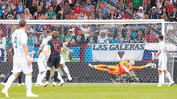 Modric mete el bombazo para el 2-0. Caballero no logra detener la pelota.