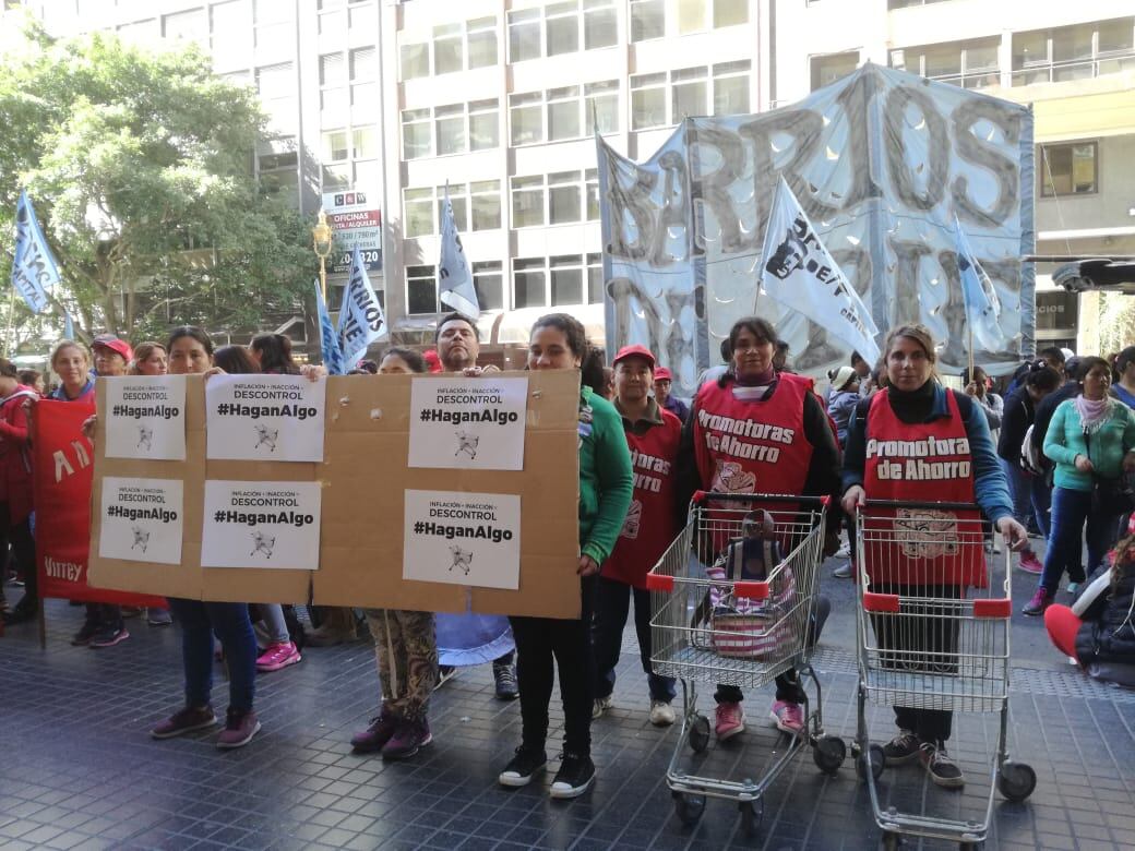 Los militantes de Barrios de Pie se manifestaron ante la Secretaría de Comercio. Foto: Barrios de Pie.
