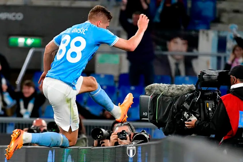 El croata Toma Basic usa el 88 de la Lazio, un club siempre ligado al neonazismo