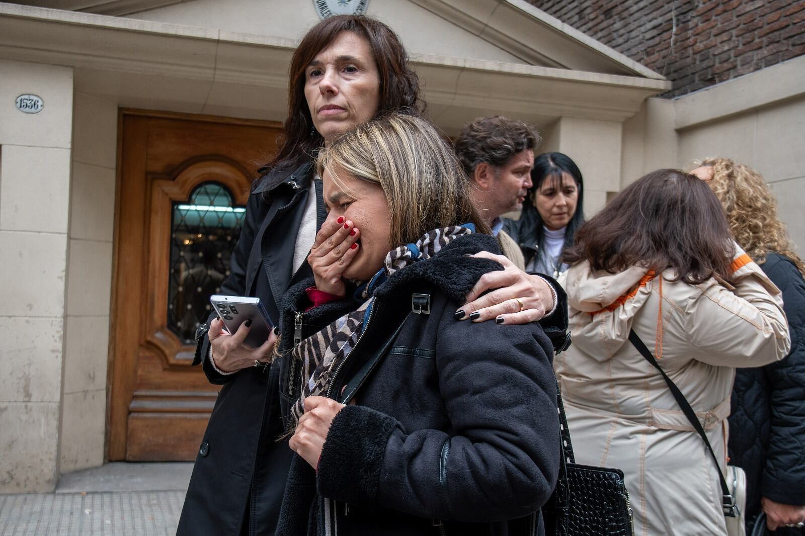 Viuda del policía asesinado, luego del veredicto.