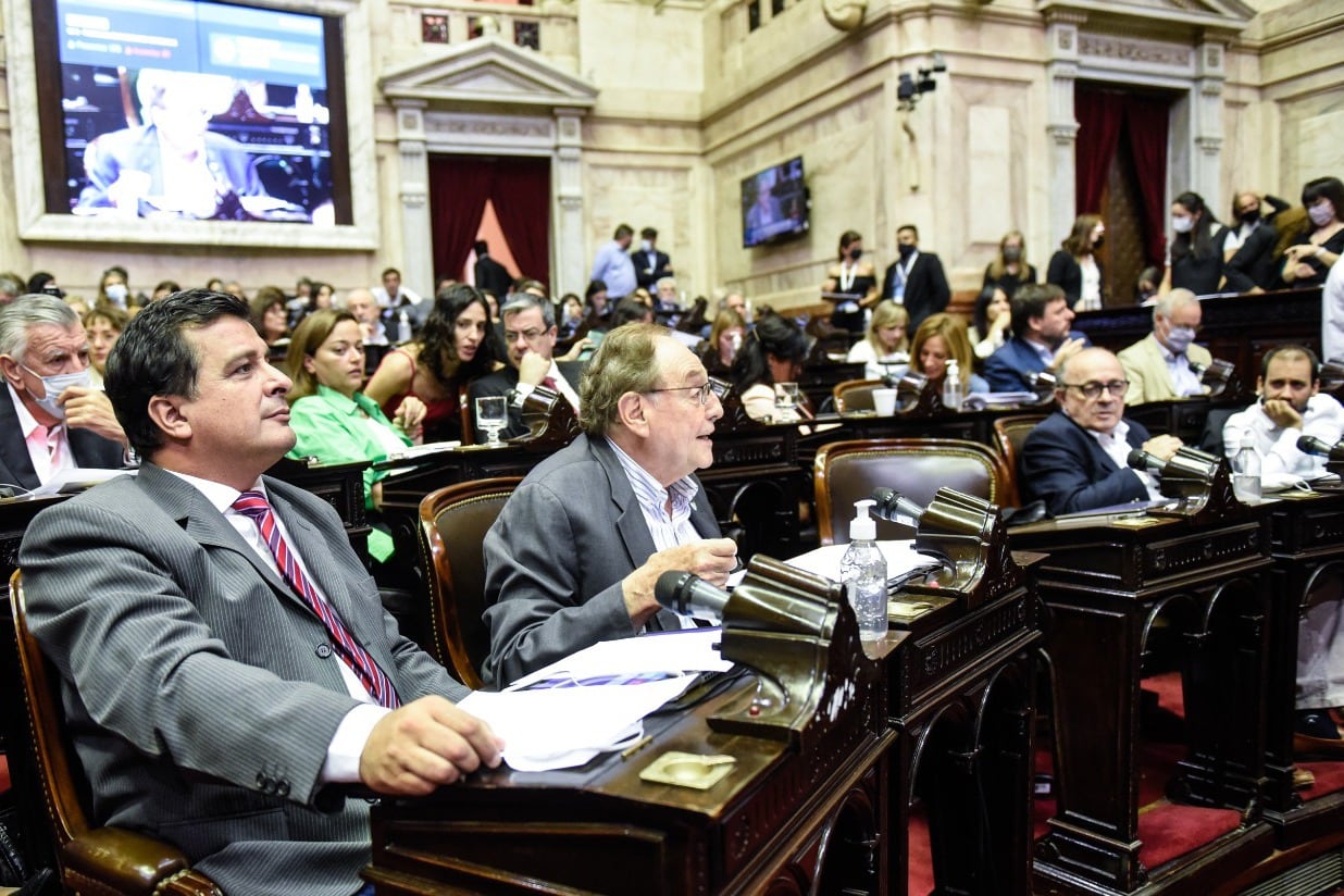 En el debate, la banca de Máximo Kirchner vacía.