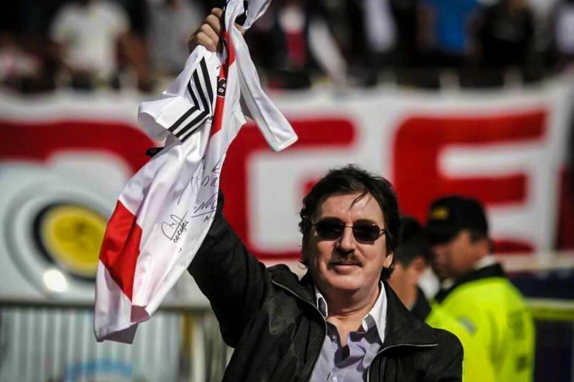 Charly y su relación con el fútbol. Acá con la camiseta de River