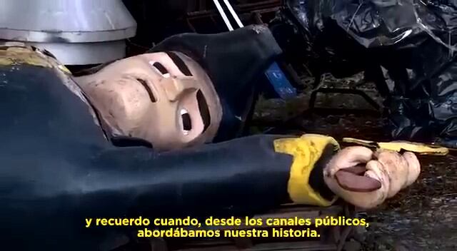 Así dejó el macrismo al muñeco de San Martín tirado y destrozado en Tecnópolis.