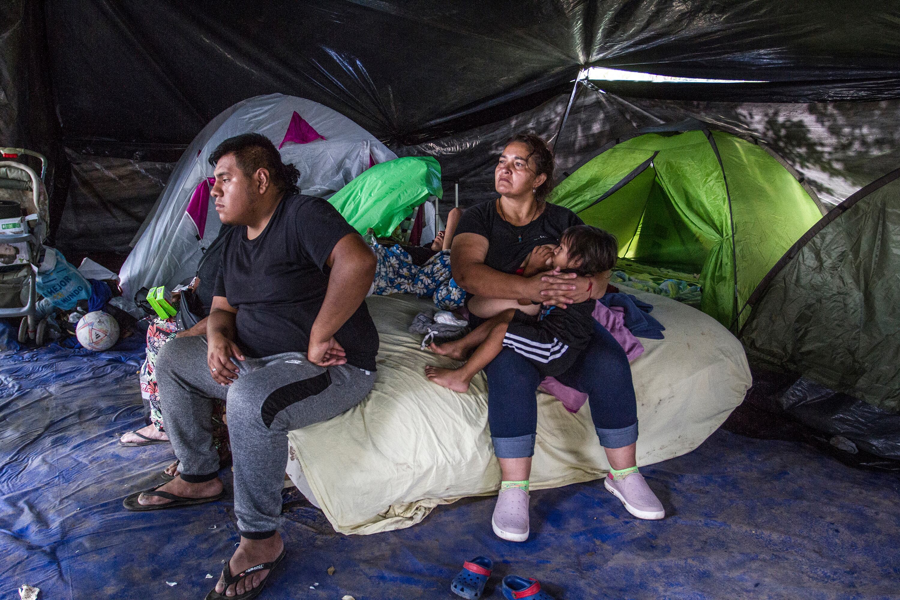 Familias enteras durmieron en la calle tras el incendio del 24 de enero.