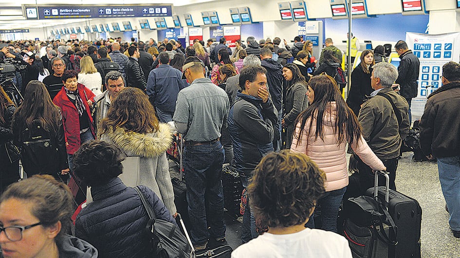 Ayer hubo conflictos por la cancelación y reprogramación de vuelos hasta las 10 de la mañana.
