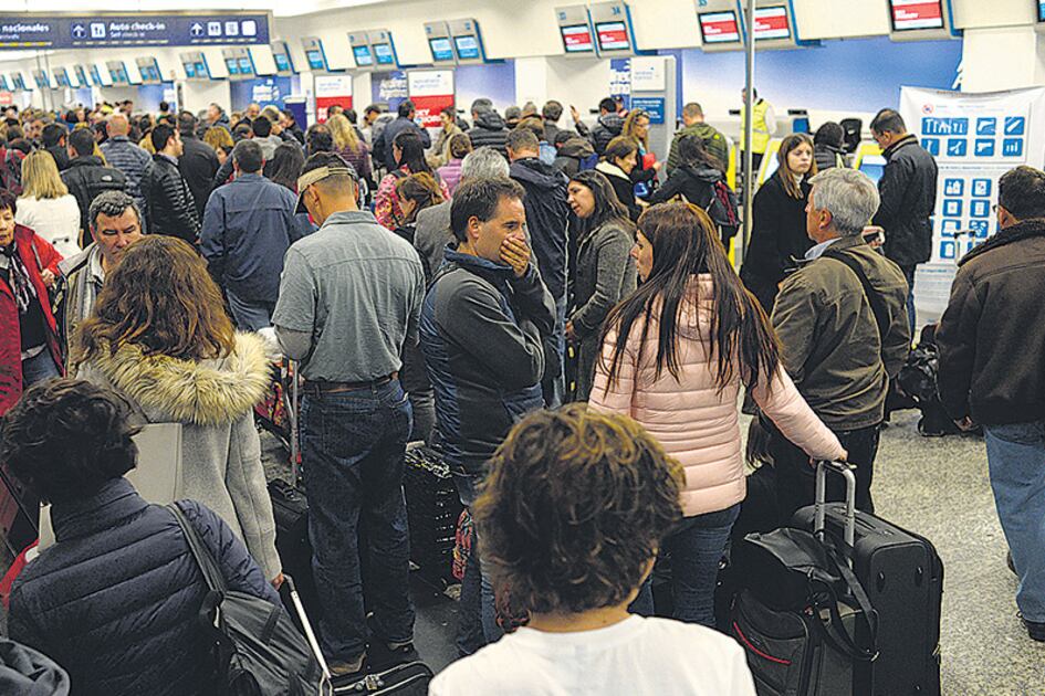 Ayer hubo conflictos por la cancelación y reprogramación de vuelos hasta las 10 de la mañana.