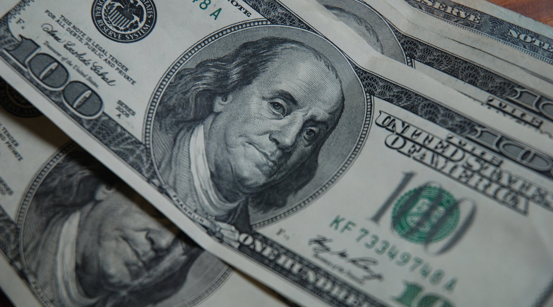 Se propone investigar las circunstancias que rodearon a la toma de la deuda en dólares de mayor envergadura en la historia del país.