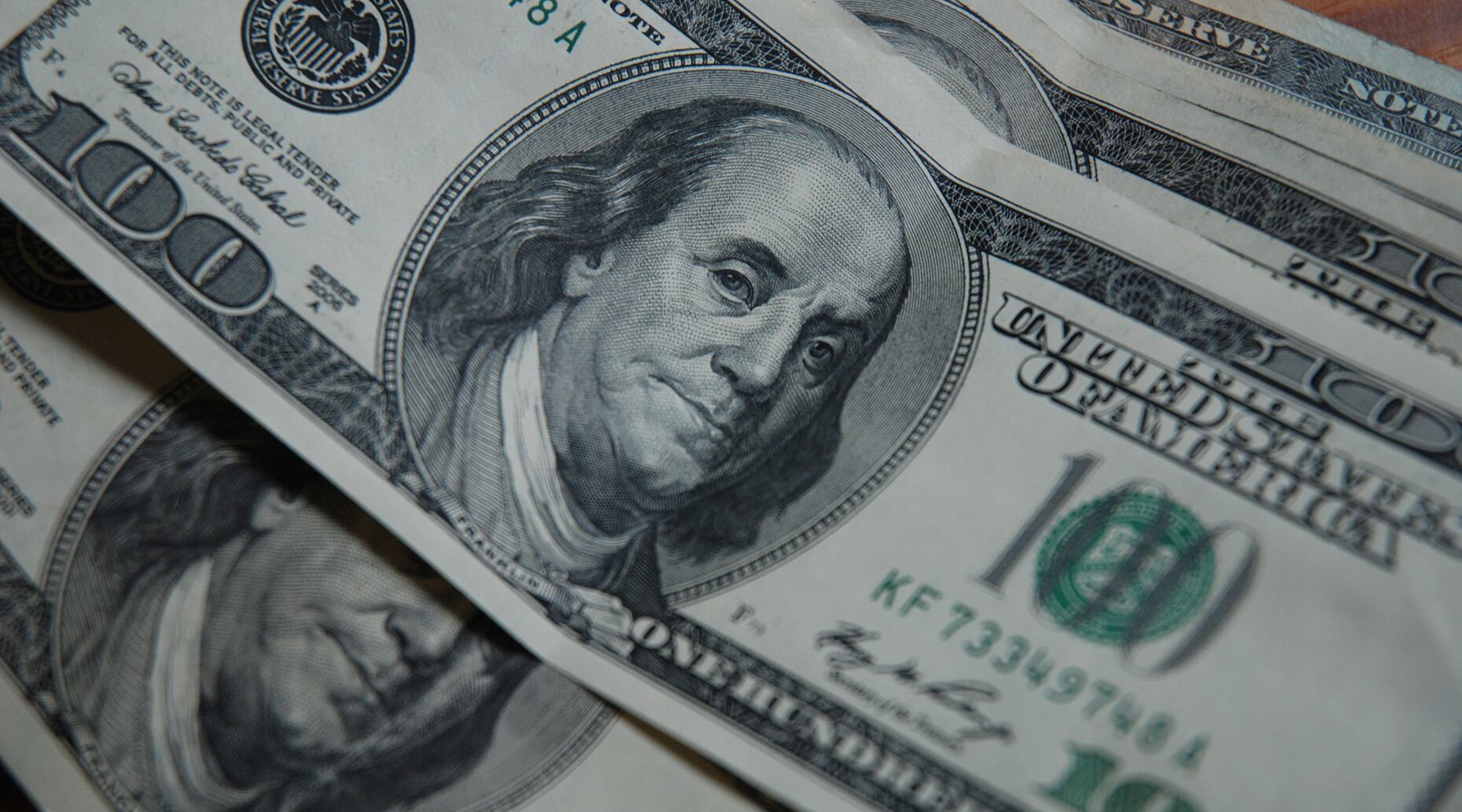 Se propone investigar las circunstancias que rodearon a la toma de la deuda en dólares de mayor envergadura en la historia del país.