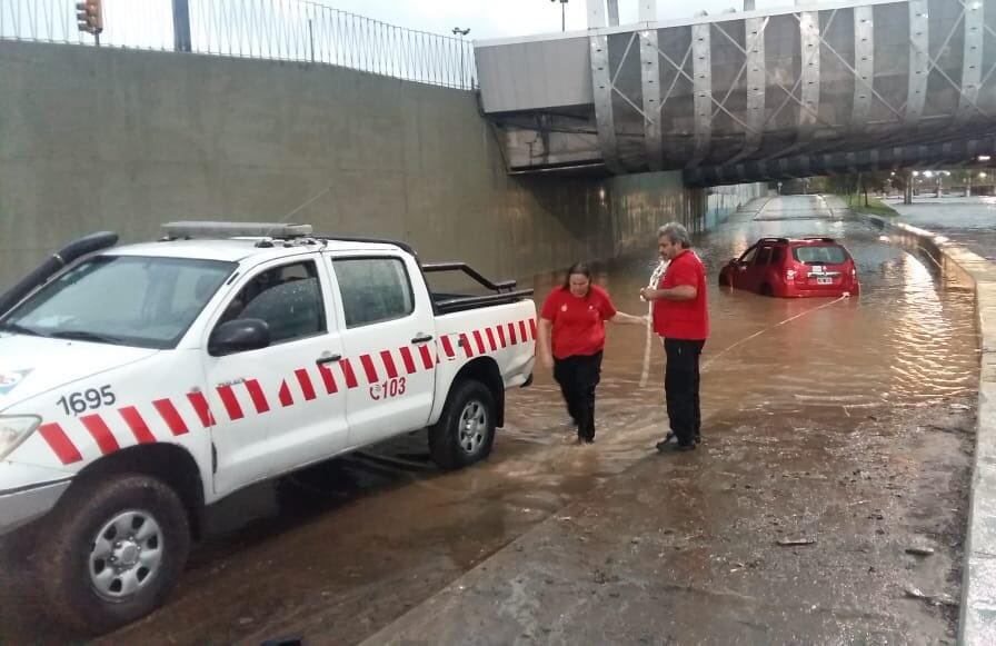 Defensa Civil ayuda a una persona en Córdoba