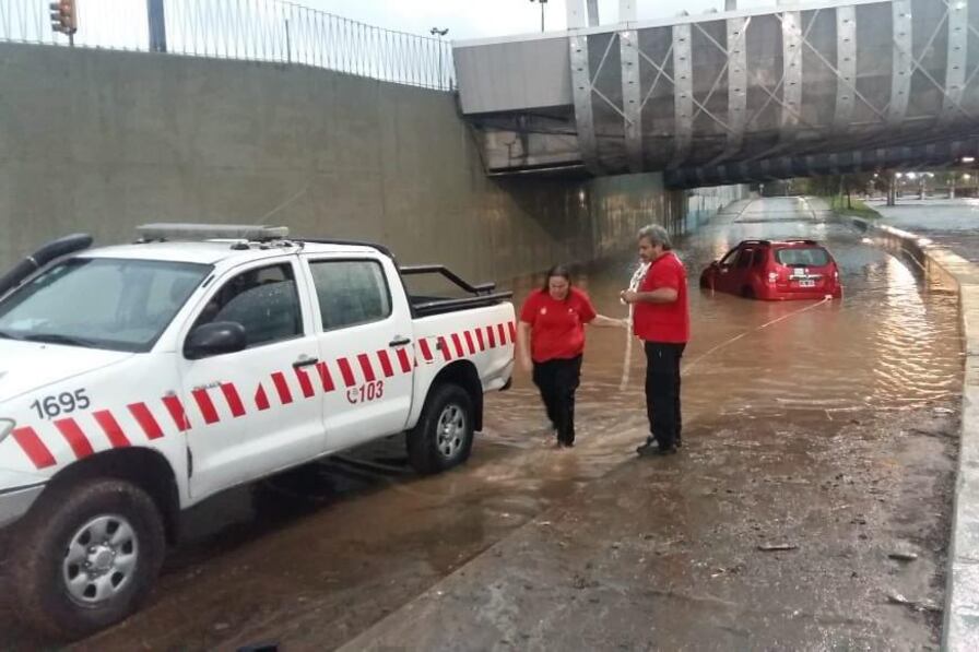 Defensa Civil ayuda a una persona en Córdoba
