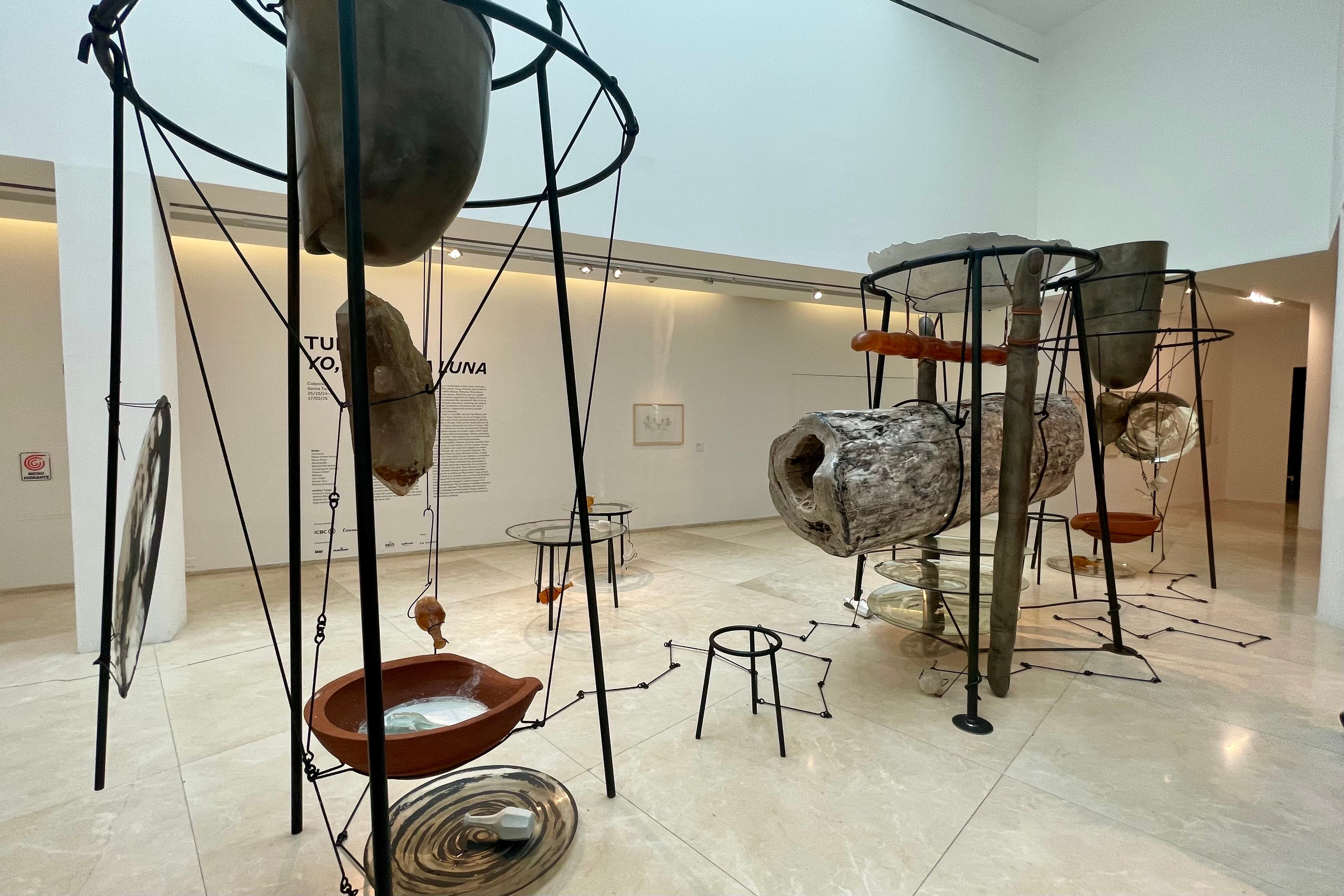 Vista parcial de la instalación de Tunga en el Malba. Abajo, otra vista de la obra de Tunga