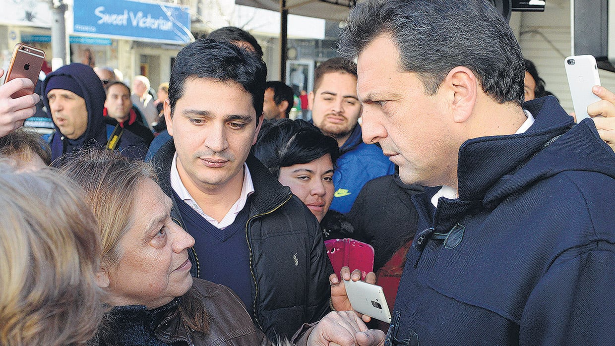 Massa en Morón mostrándose con vecinos y comerciantes.