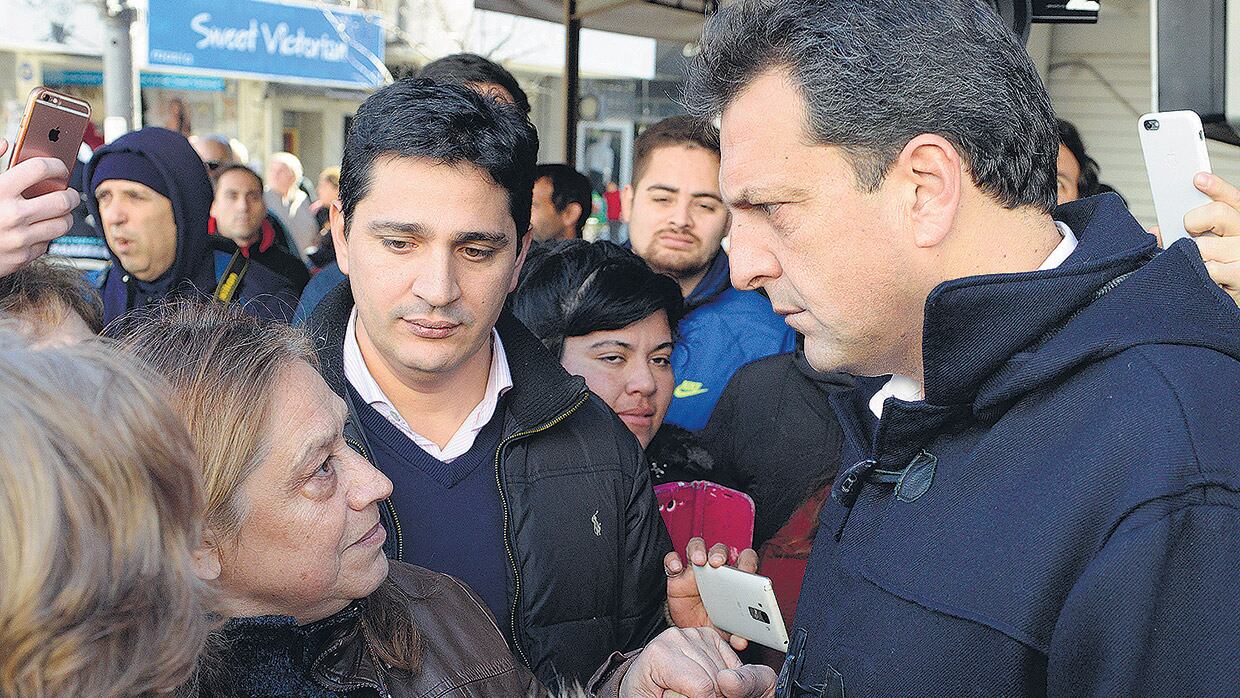 Massa en Morón mostrándose con vecinos y comerciantes.