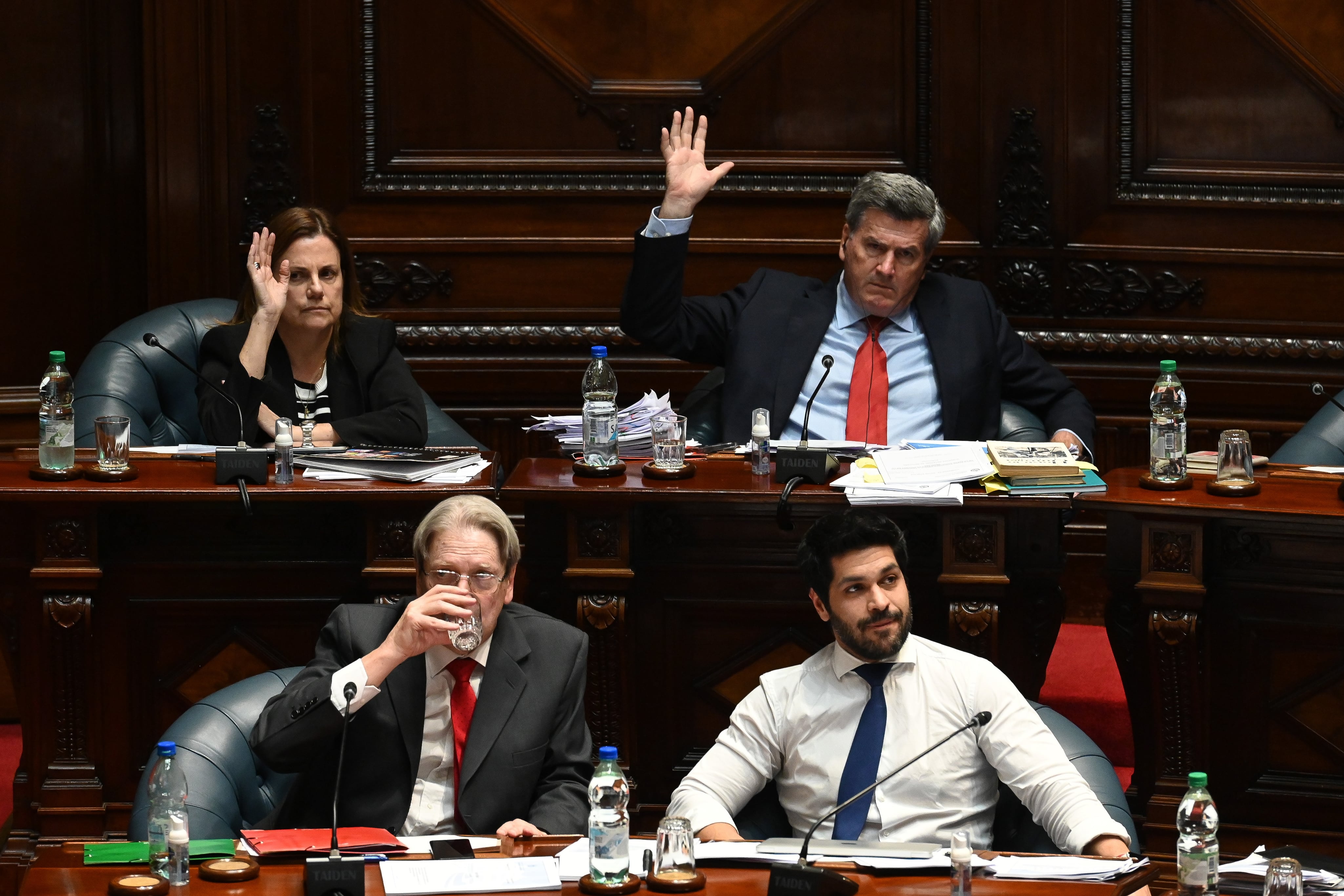 Los senadores votan la ley en Montevideo. 