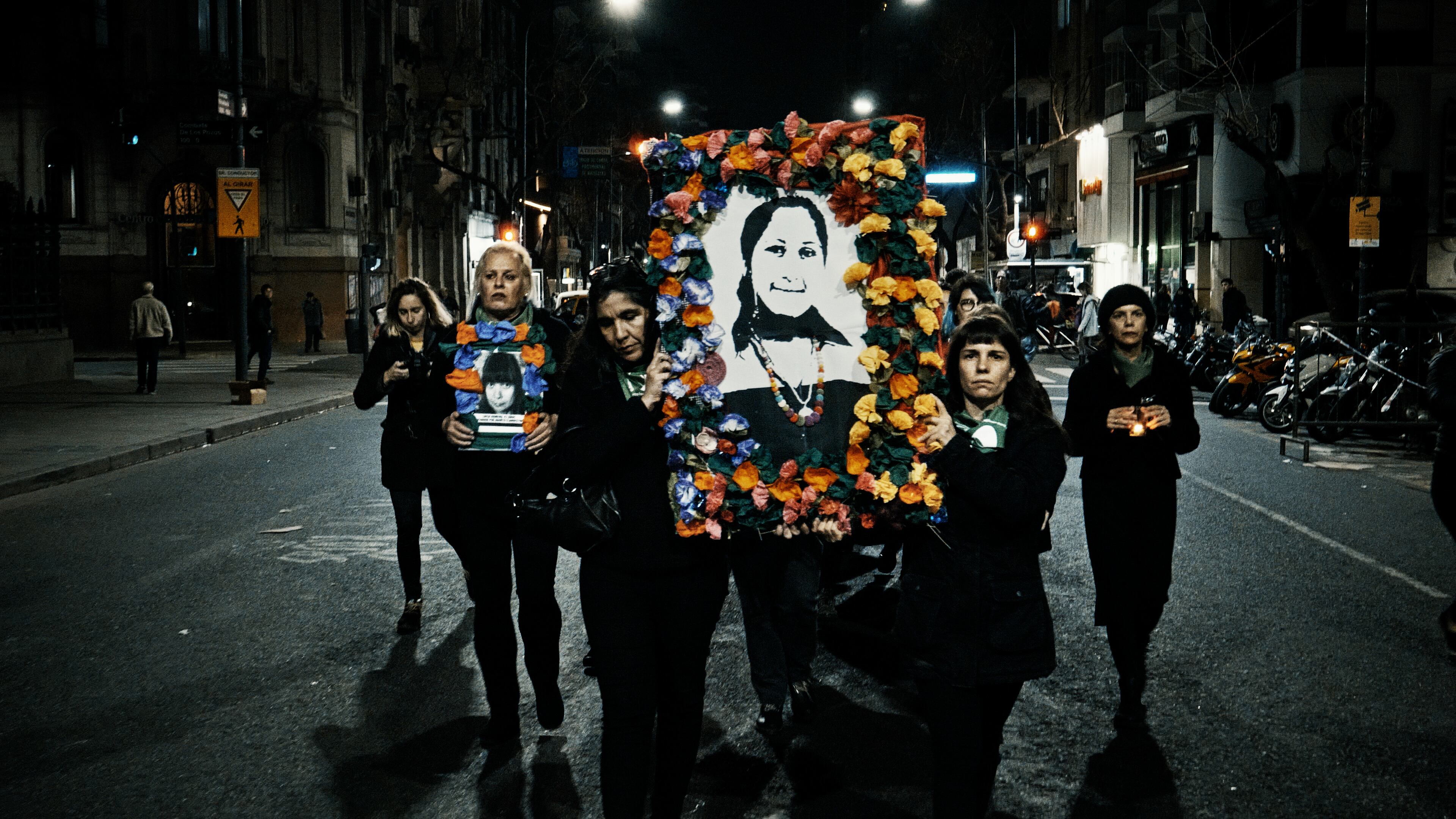 La foto de Liliana Herrera sostenida por quienes la homenajearon en la vigilia de la votación del 8M. Ella murió por una infección generalizada tras un aborto. 