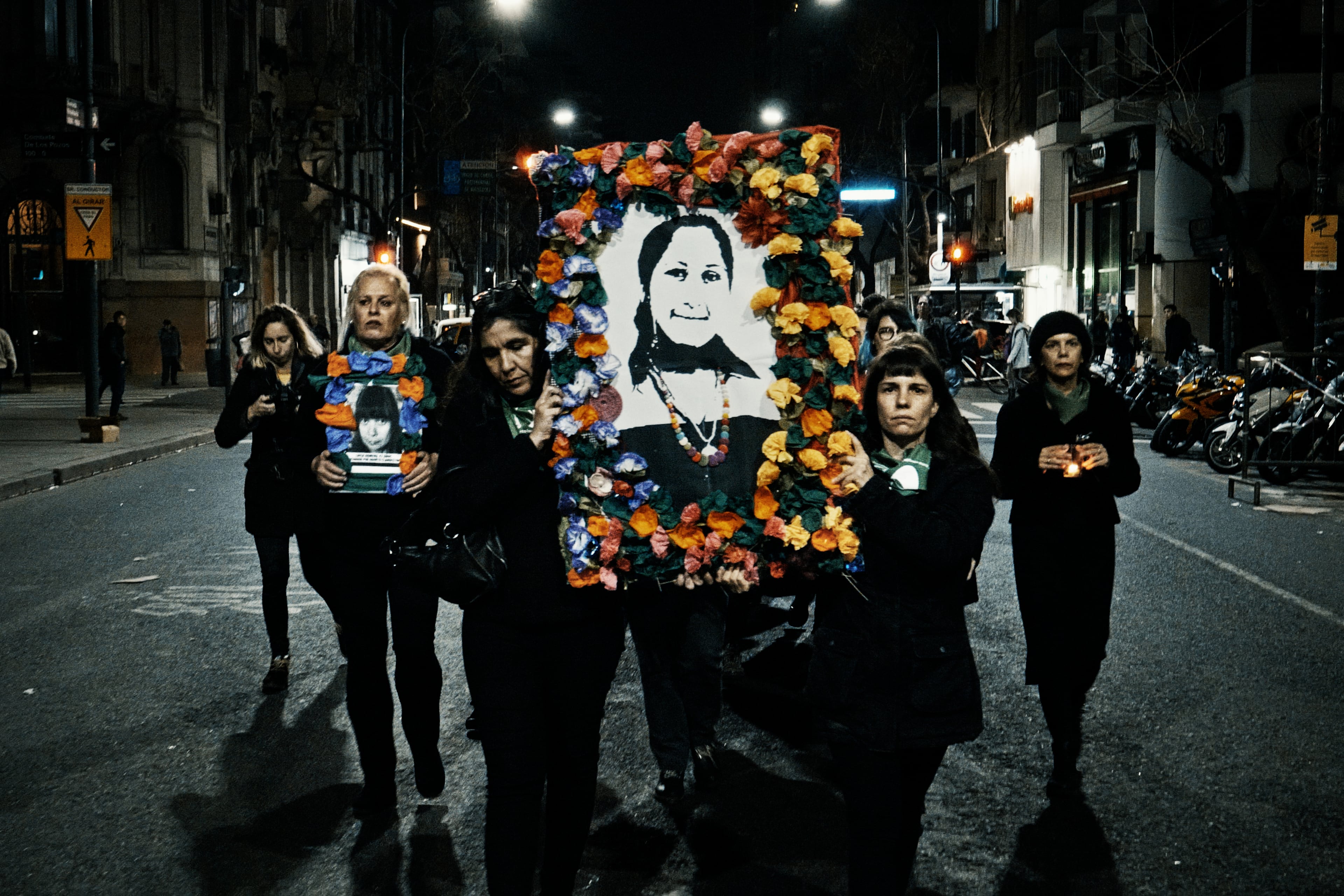 La foto de Liliana Herrera sostenida por quienes la homenajearon en la vigilia de la votación del 8M. Ella murió por una infección generalizada tras un aborto.