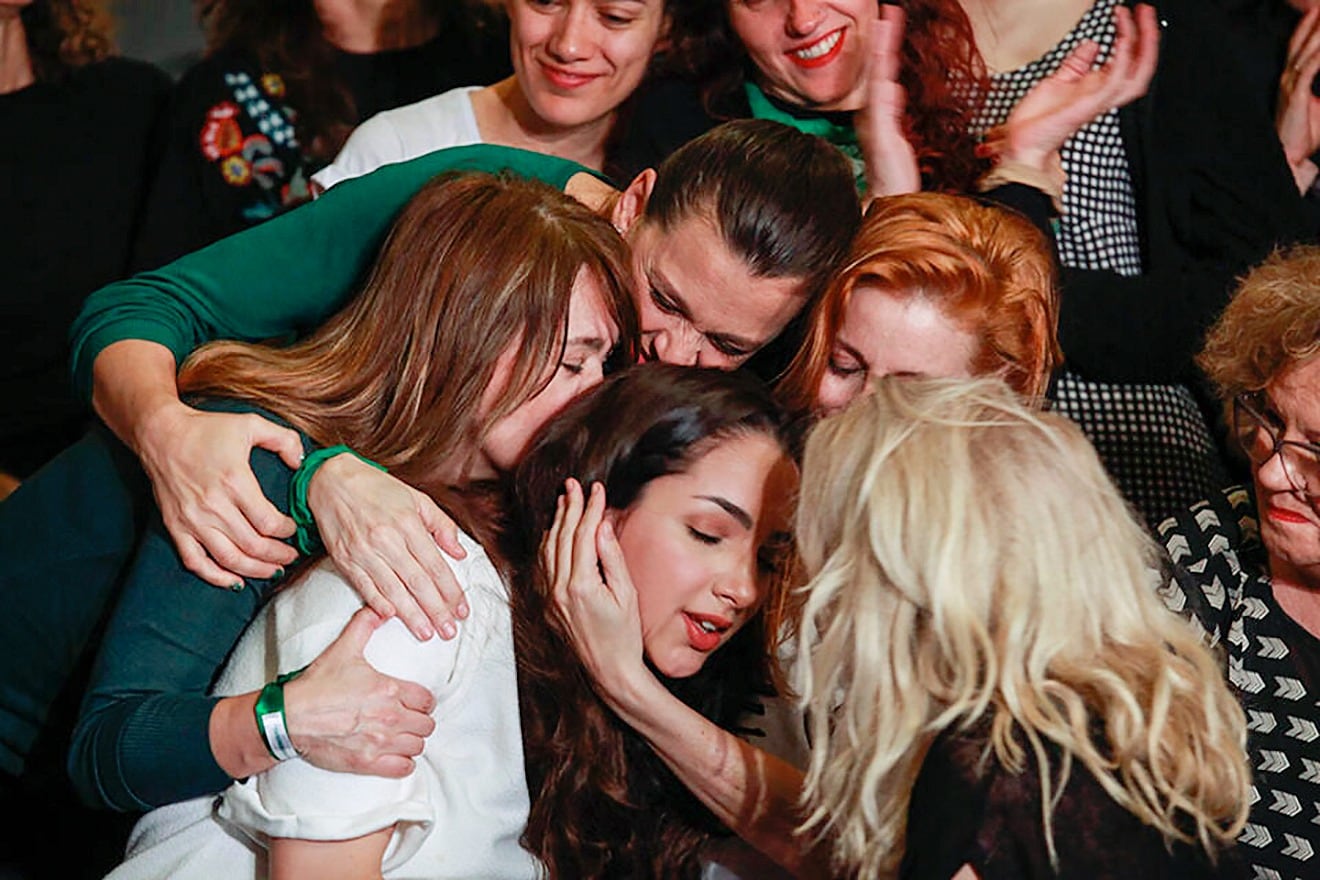 Fardin junto a sus compañeras de Actrices Argentinas.