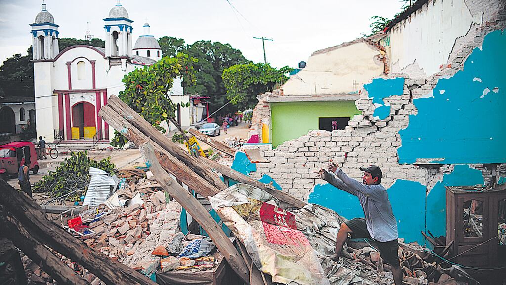 Las viviendas en la zona de Chiapas y Oaxaca se desmoronaron como si fueran de cartón.