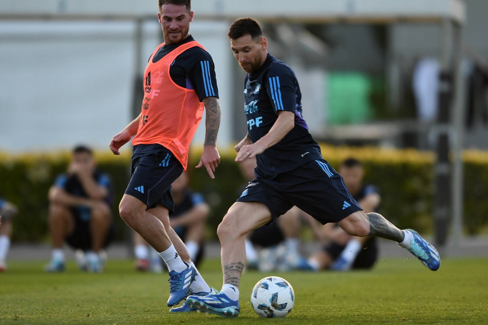 Messi y Mac Allister durante el entrenamiento