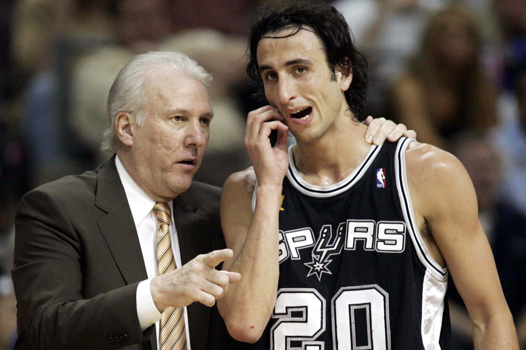 Popovich y Ginóbili durante las Finales de 2005 ante Detroit. El bahiense quedó a un voto de ser el MVP de aquella serie