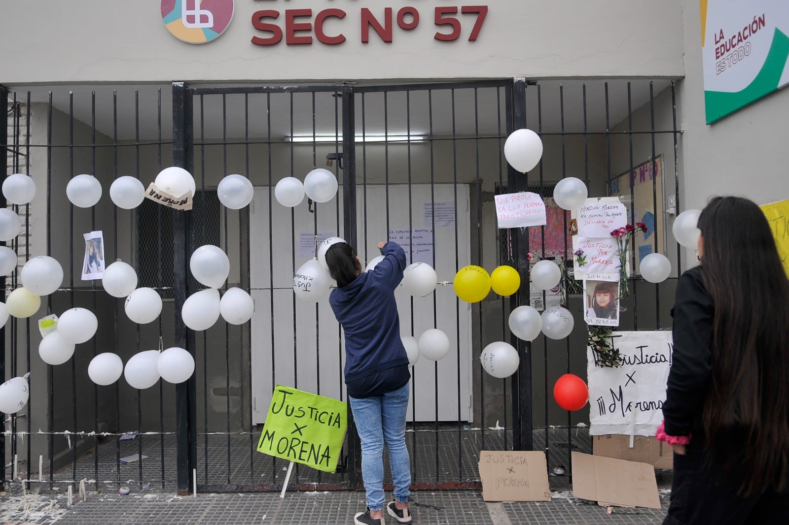 Homenajes a Morena Domínguez en el frente de la escuela a la que iba.