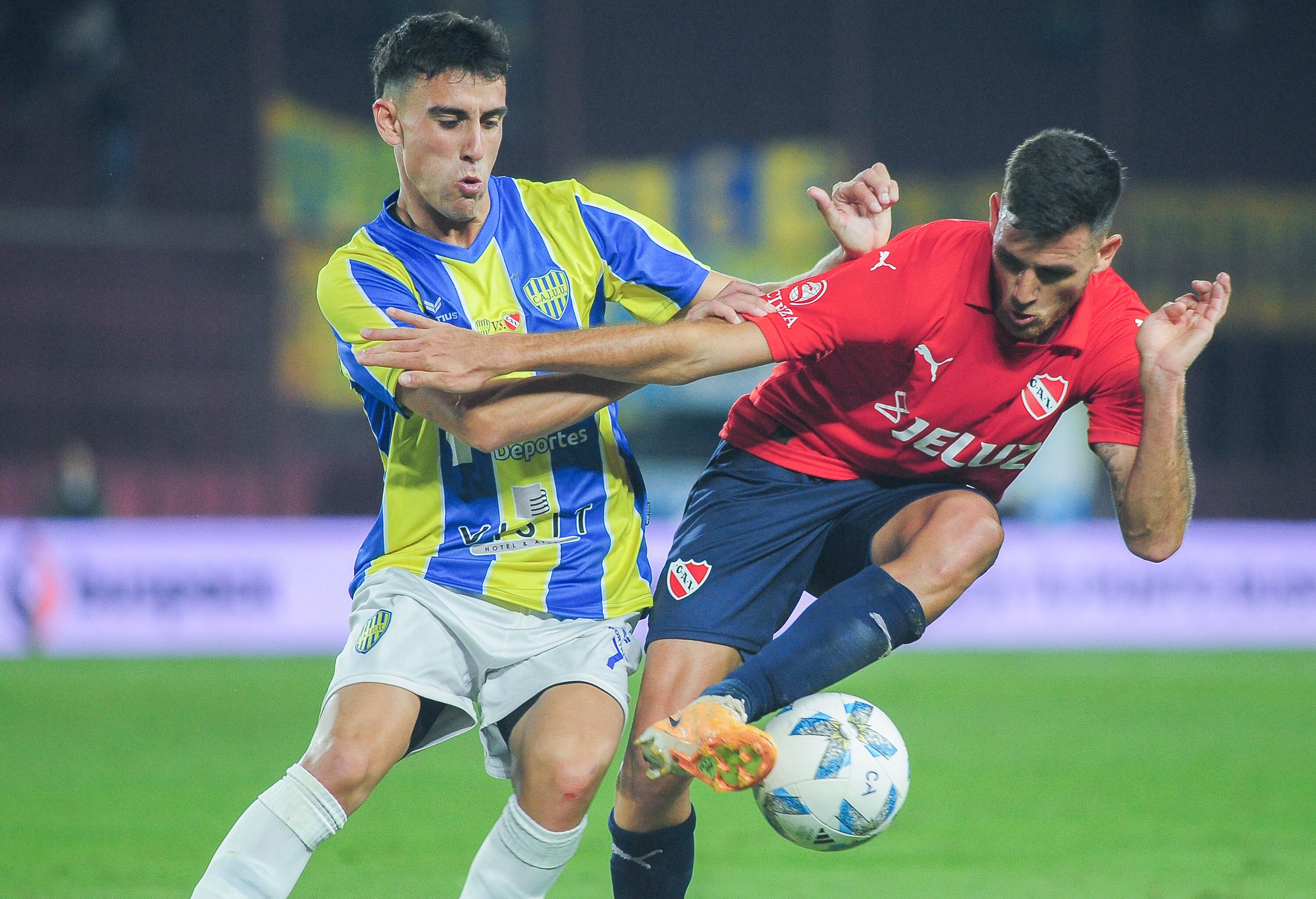 León (7) y Santiago López luchan por la pelota
