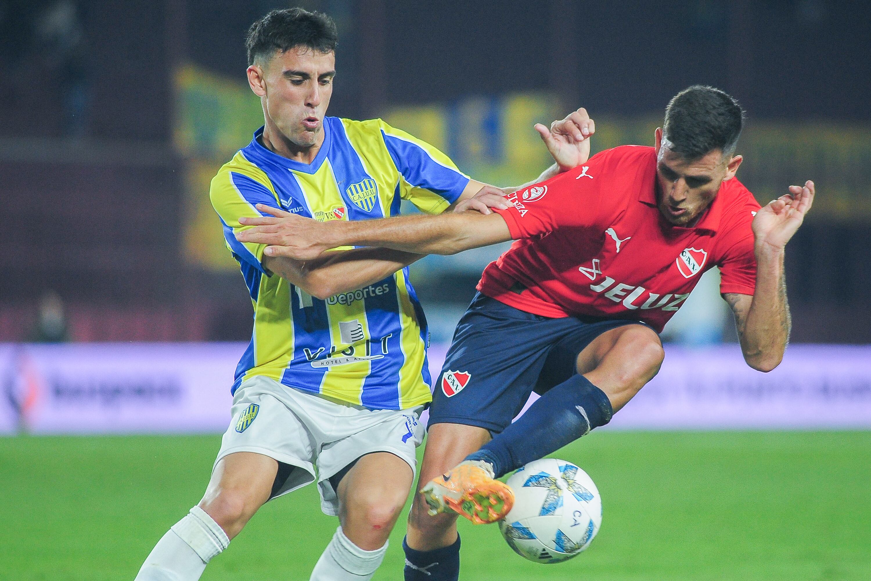 León (7) y Santiago López luchan por la pelota