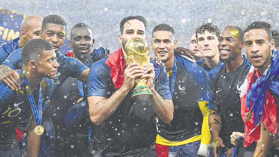 Los flamantes campeones del mundo posan con la Copa en su poder.