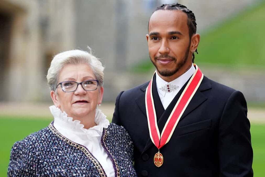 Lewis Hamilton Larbalestier junto a su madre, Carmen