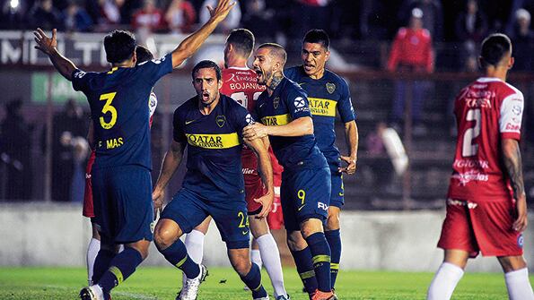 Izquierdoz grital el gol del triunfo bajo la lluvia en La Paternal.