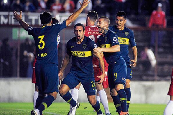 Izquierdoz grital el gol del triunfo bajo la lluvia en La Paternal.