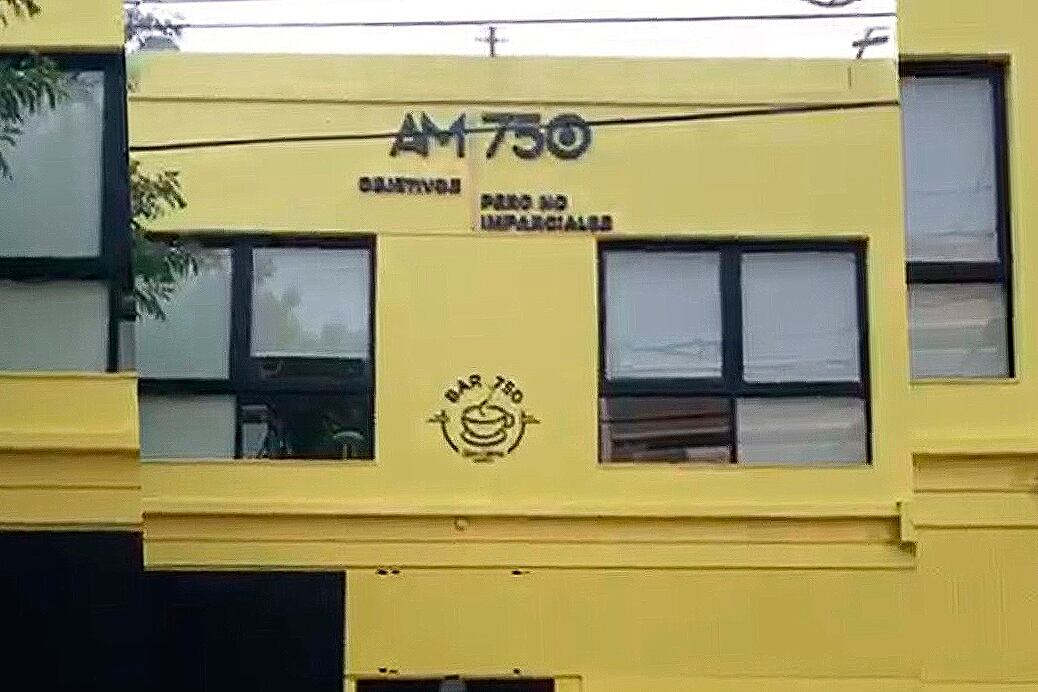 La radio comenzó sus emisiones en junio de 2010