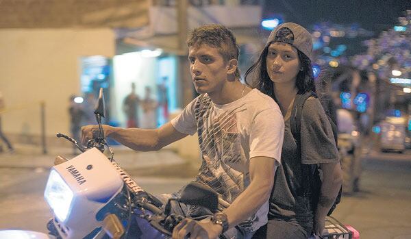 Después de presenciar el asesinato de su padre, la protagonista se acerca al sicario que lo ejecutó.