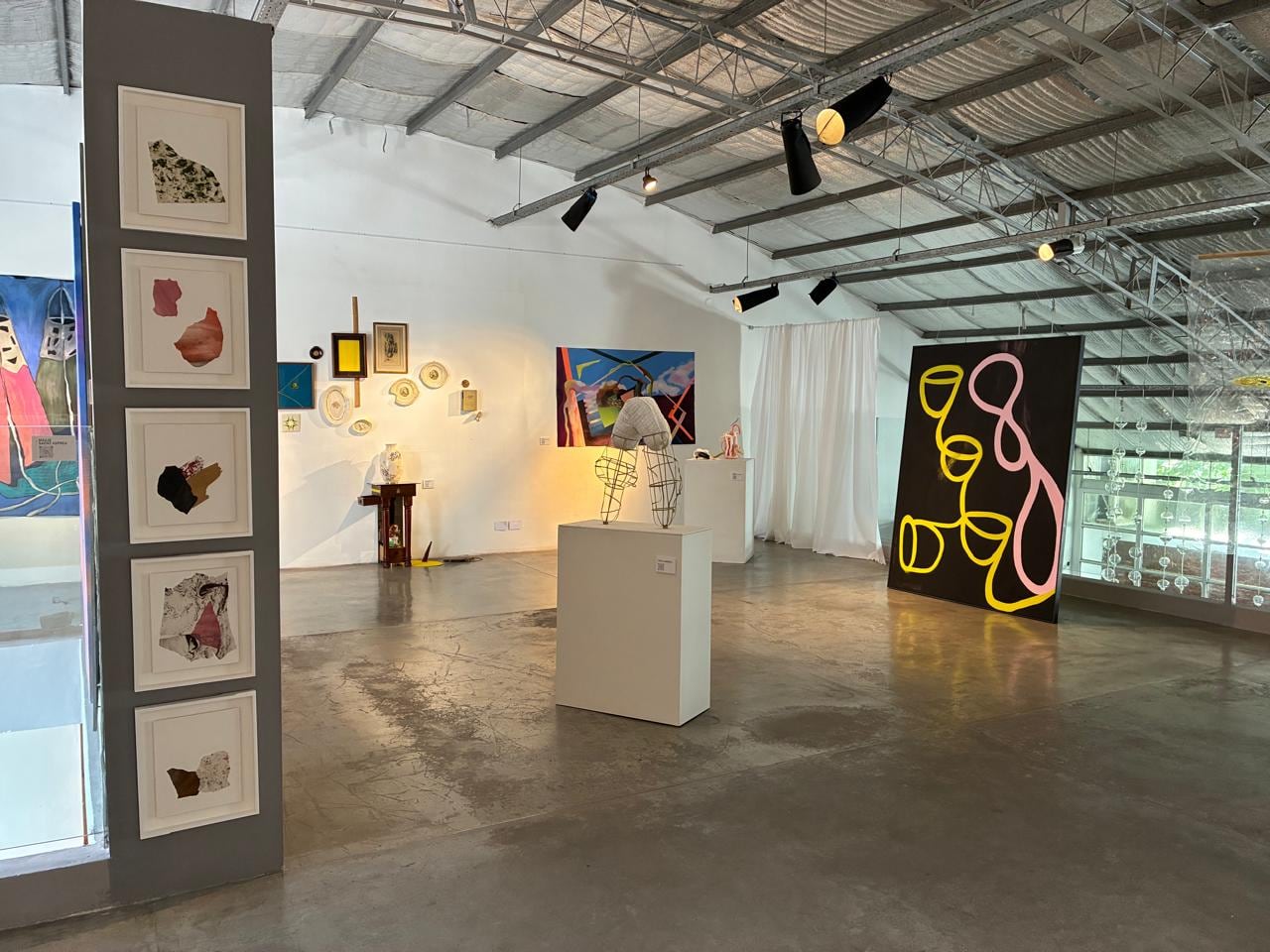 Una vista general de la muestra. El cuadro: Celebración de Maria Kees.