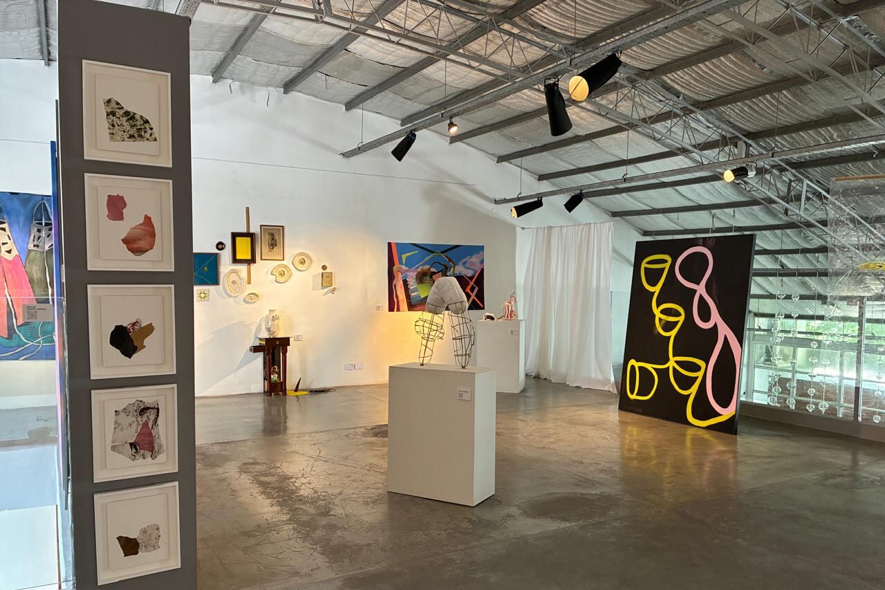 Una vista general de la muestra. El cuadro: Celebración de Maria Kees.