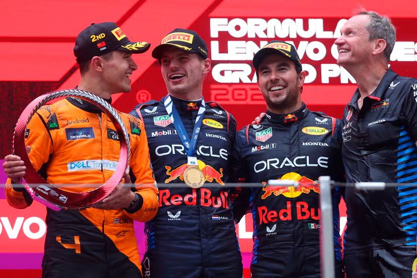 Norris, Verstappen y Checo Pérez, en el podio de Shanghai.