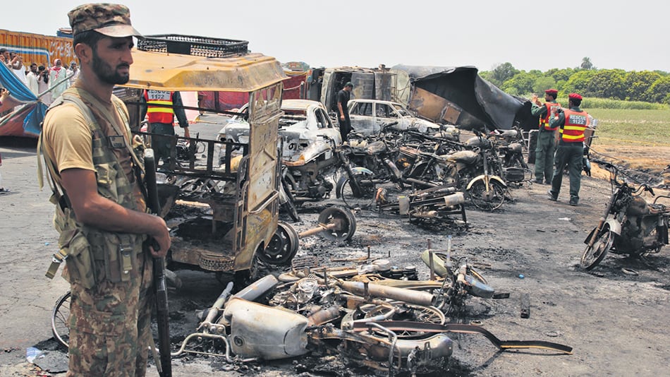 El estallido del camión cisterna destrozó todo a su alrededor.
