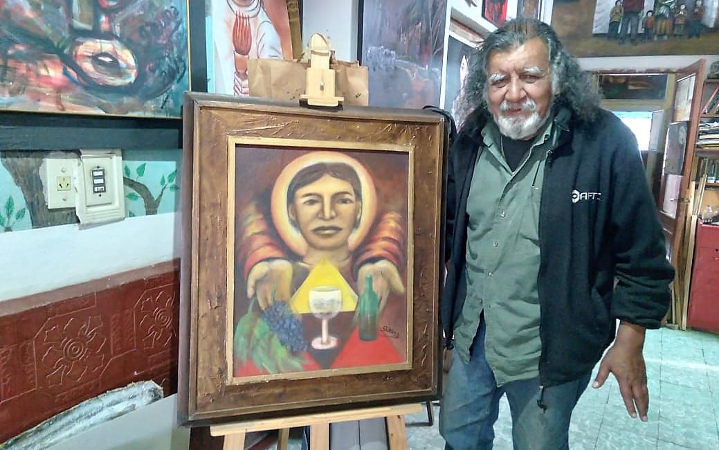 Gauna junto a su obra "San Vendimio". 