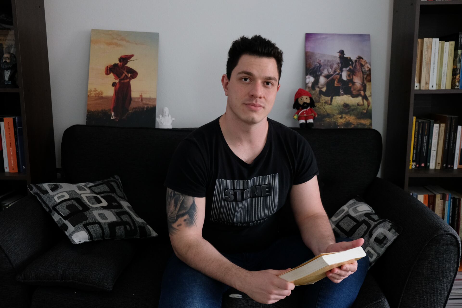 Pablo Borda es él mismo un millennial nacido en Morón en 1993, que se obsesionó con la historia jugando Age of Empires