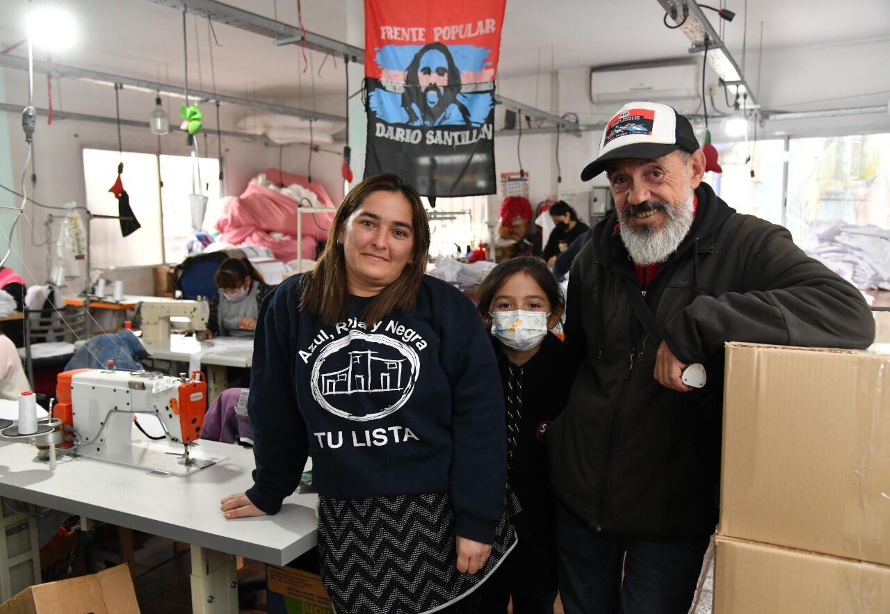 Silvia Cano, coordinadora del polo textil, su hija Abril y Fabián Olivetto.
