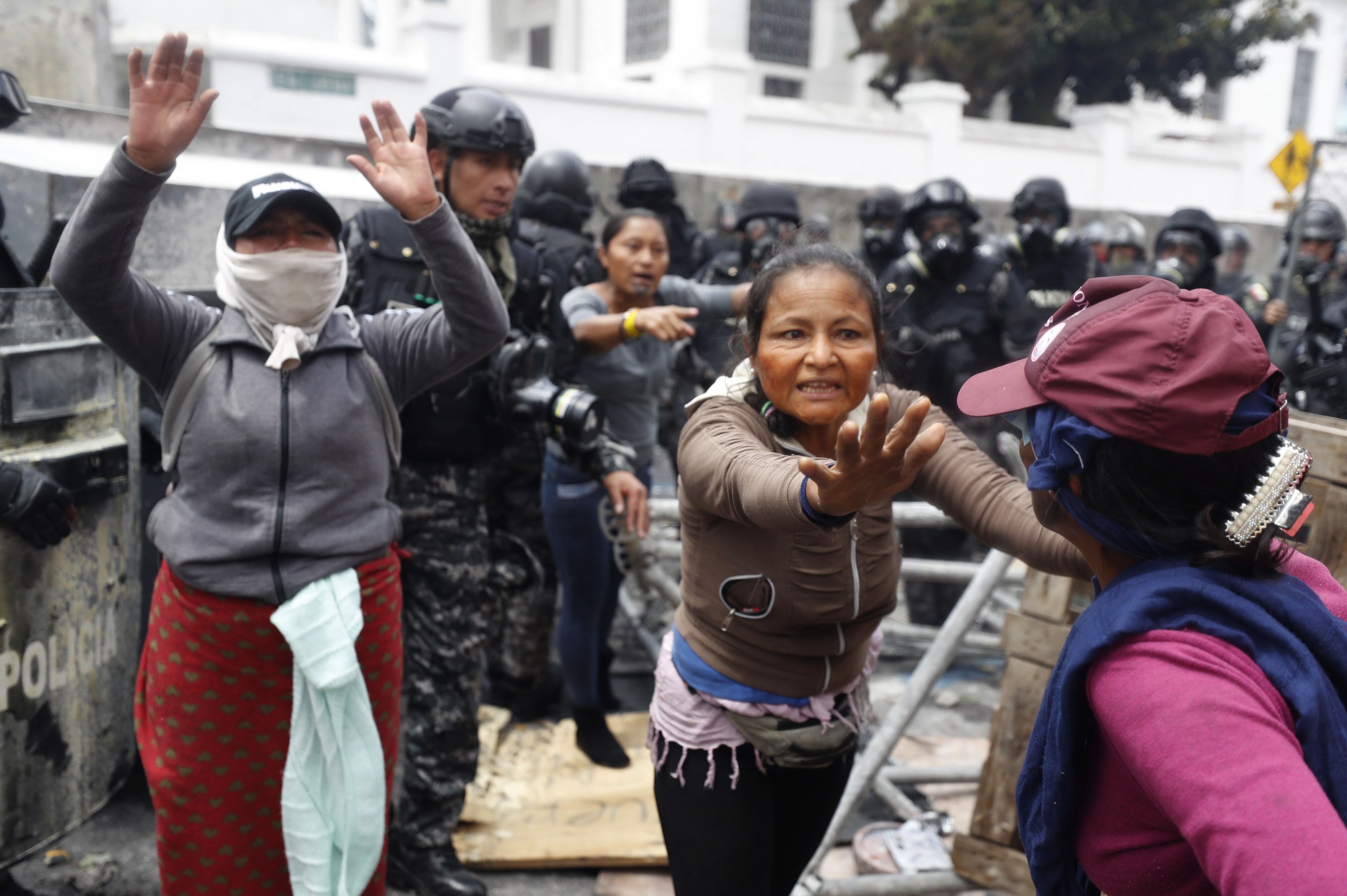Máxima tensión en la entrada a la Asamblea Nacional en Quito.
