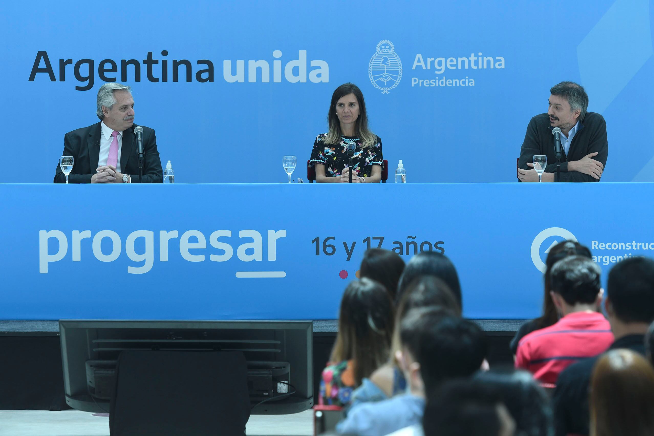El presidente Alberto Fernández junto a Fernanda Raverta y Máximo Kirchner.