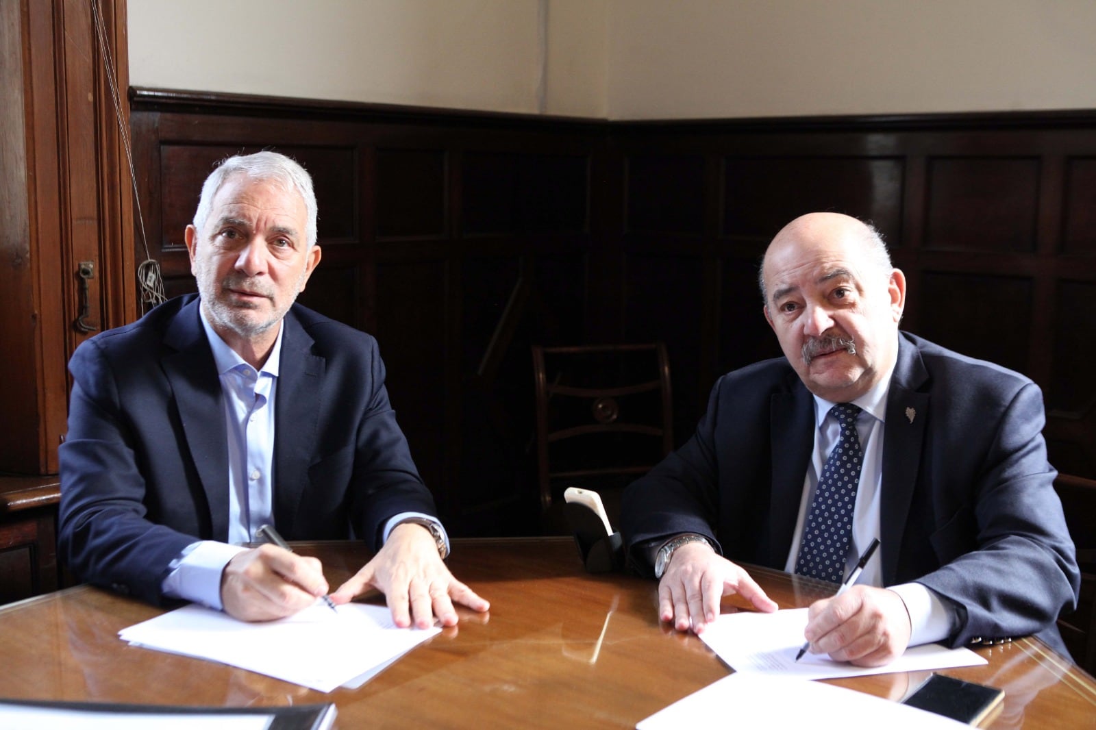 Alak y Tauber, durante la firma en la Municipalidad.