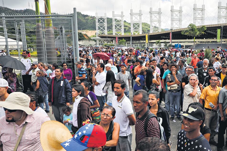 El Consejo Nacional Electoral prolongó la elección de asambleístas una hora más de lo previsto.