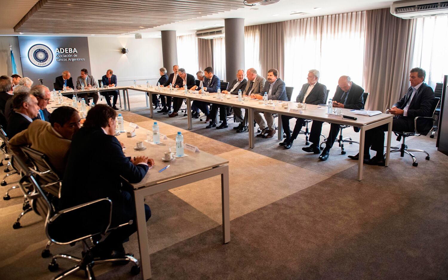 La banca privada desconoció la política del gobierno de apoyo a la producción y le cerró el crédito a las pymes. 