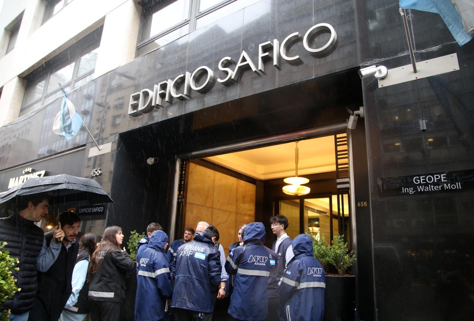 La AFIP participó de los allanamientos en las cuevas. 