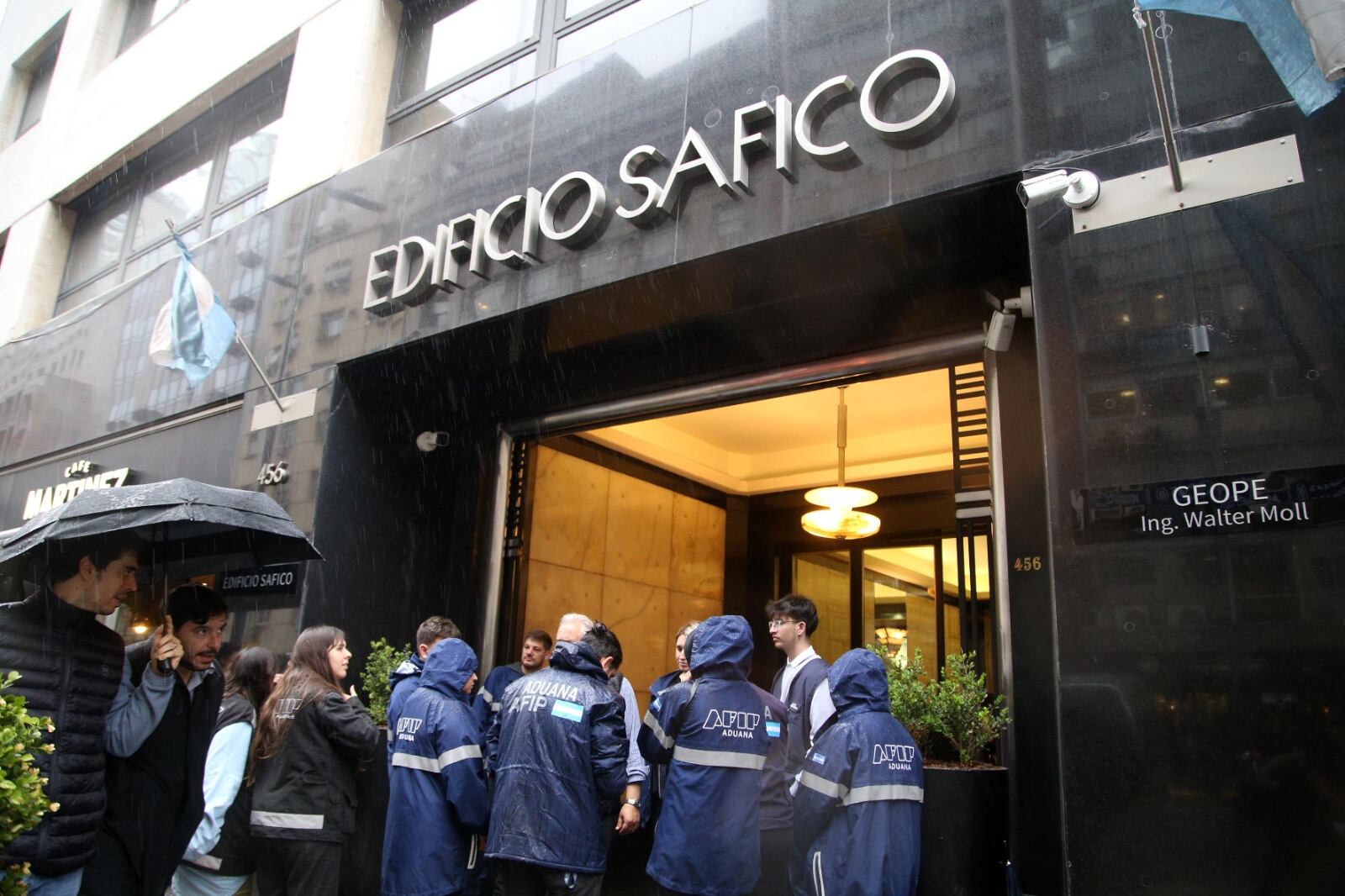 La AFIP participó de los allanamientos en las cuevas.